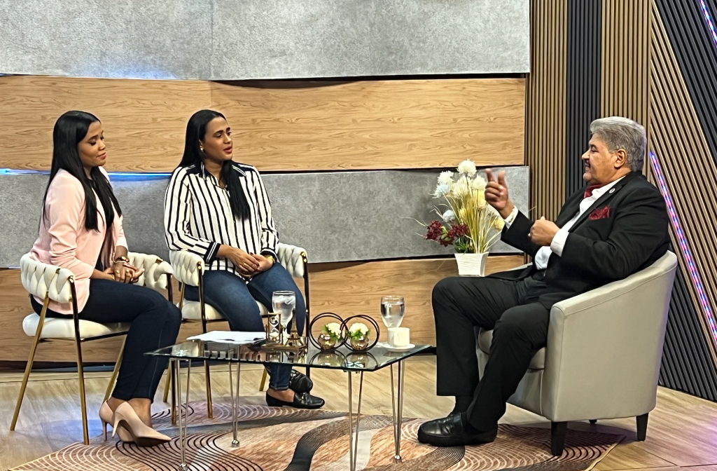 Frank El Caminante en el estudio del Poder del&nbsp;Turismo